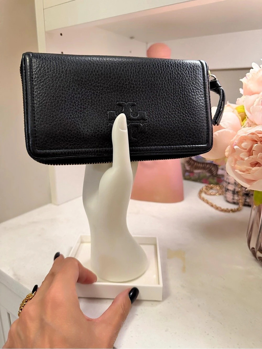 Tory Burch EUC leather Black Zip-Around long Wallet